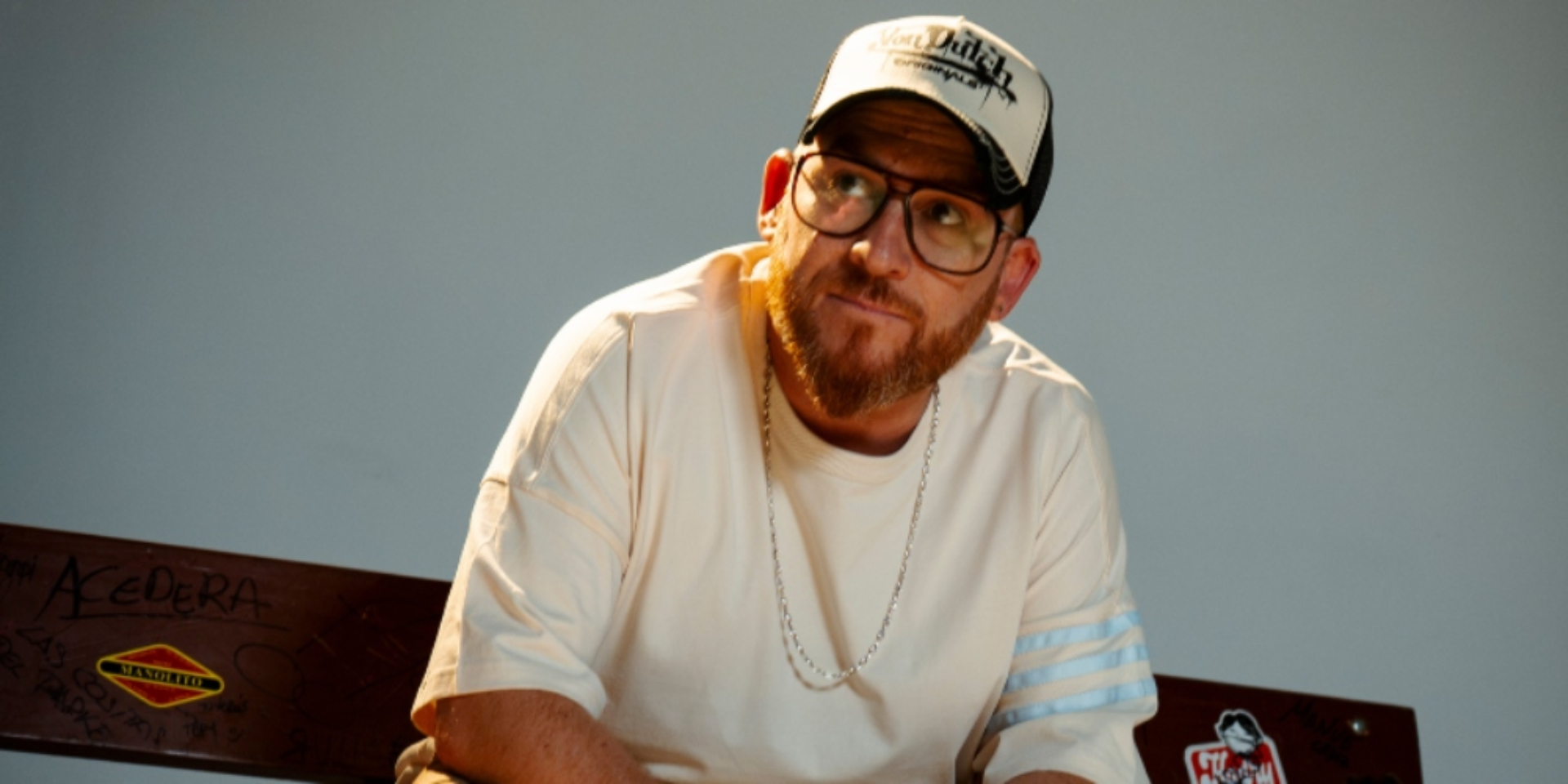 Javi Medina firma su disco 'Gato Blanco'